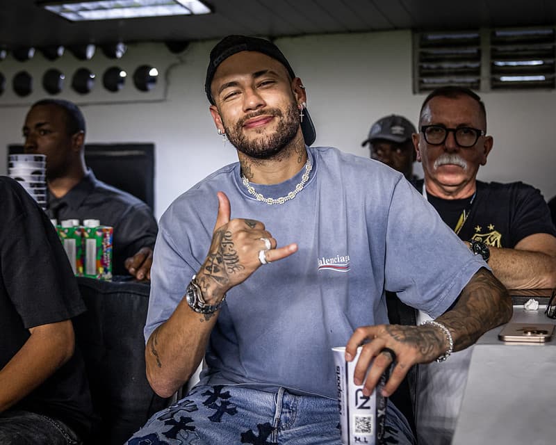 Neymar ostenta novo carro de luxo avaliado em R$ 7,5 milhões