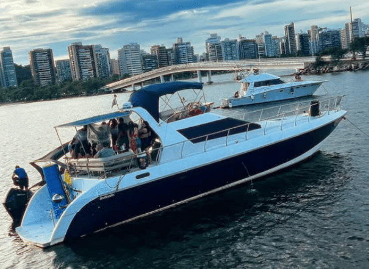 Passeios de lanchas a partir de R$ 190 para explorar o litoral capixaba
