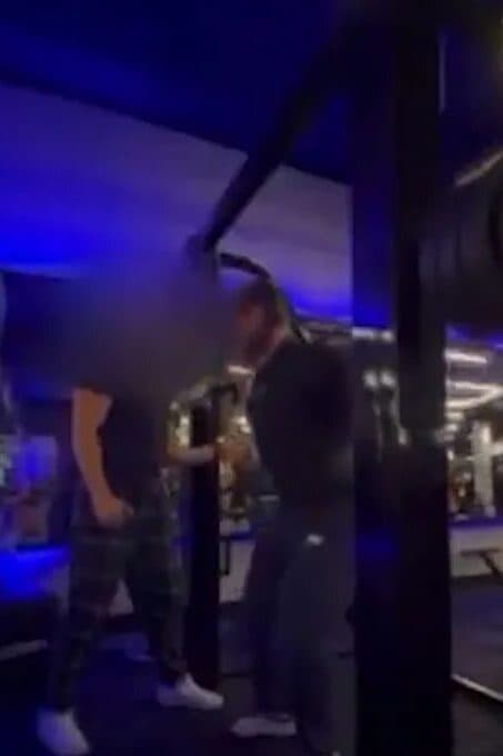 Jovem quebra duas pernas durante agachamento com 140 kg no PR; vídeo