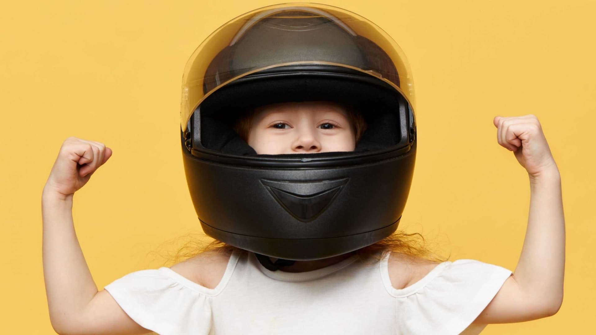 Pode transportar criança na moto? Veja o que diz a lei