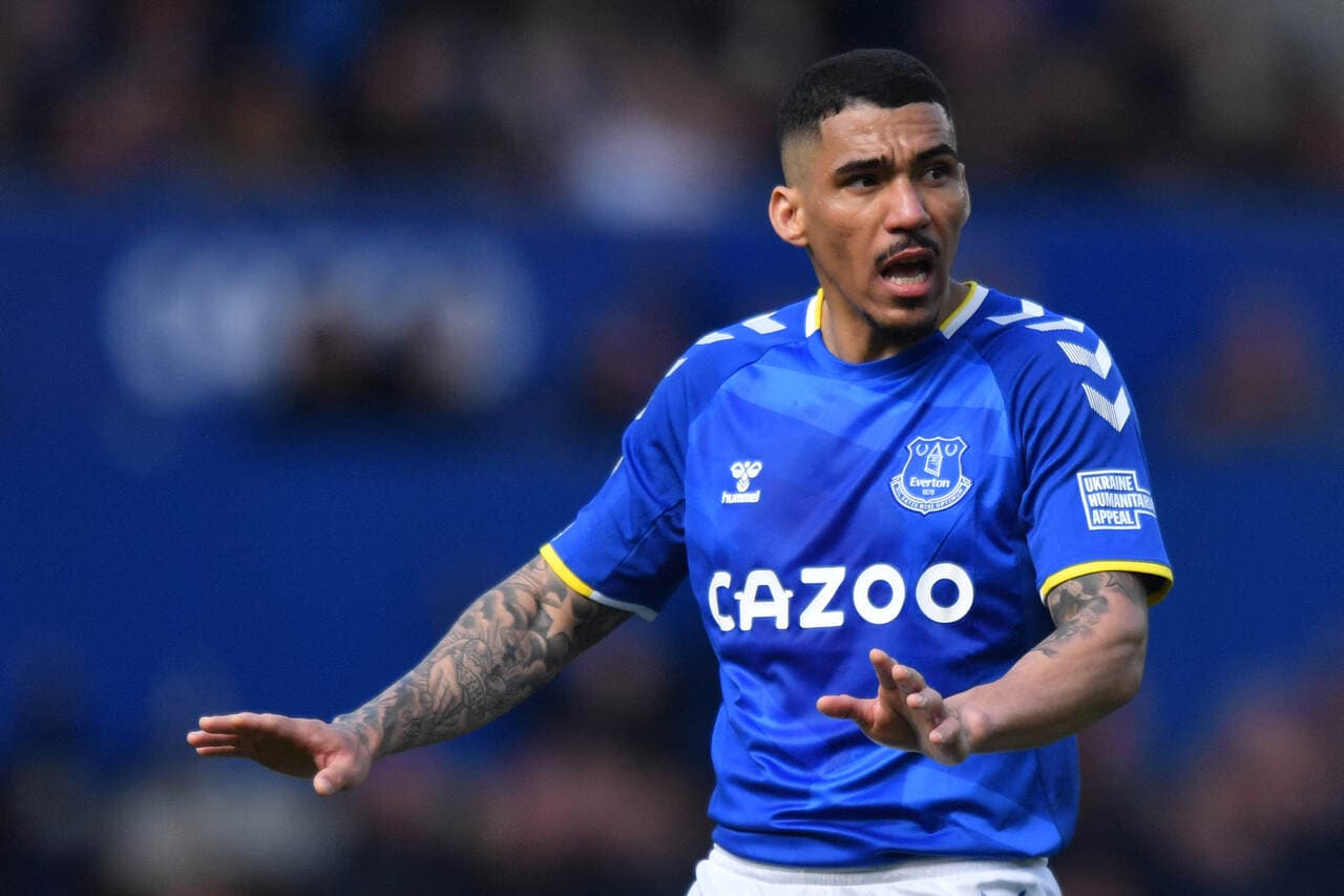 Botafogo assina pré-contrato com o volante Allan