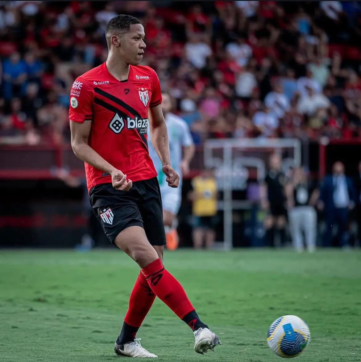 Atlético-GO confirma retorno de zagueiro que estava emprestado para a Série A