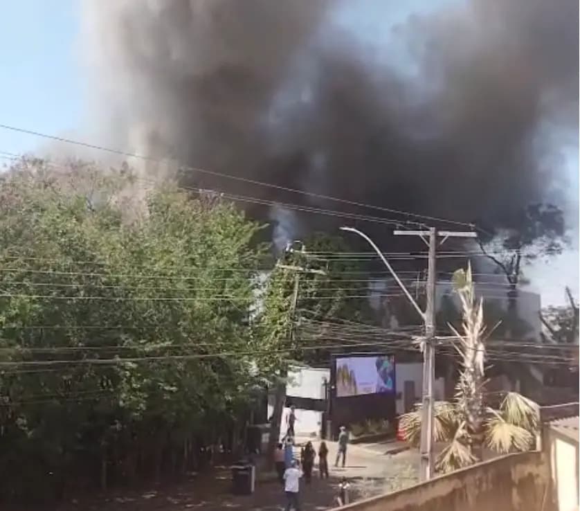 Bombeiros combatem incêndio em galpão no Setor Jaó, em Goiânia