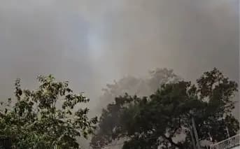Prédio pega fogo no Setor Jaó, em Goiânia