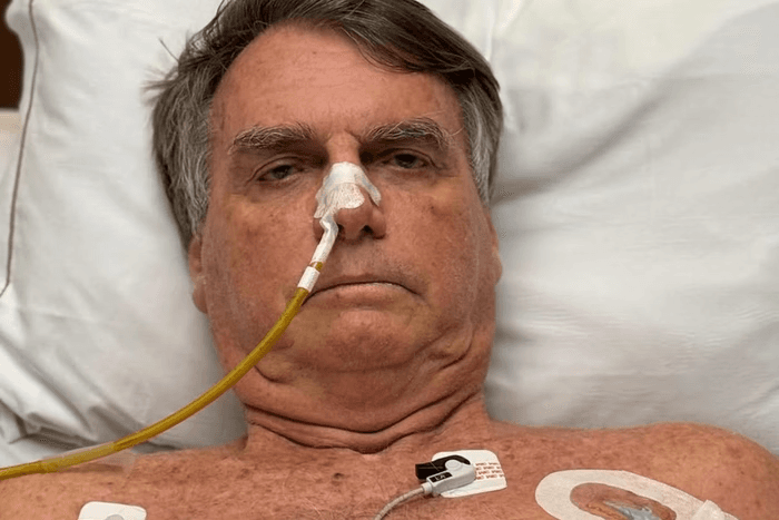 IMAGEM FORTE: Bolsonaro posta foto do próprio intestino aberto após cirurgia por obstrução intestinal