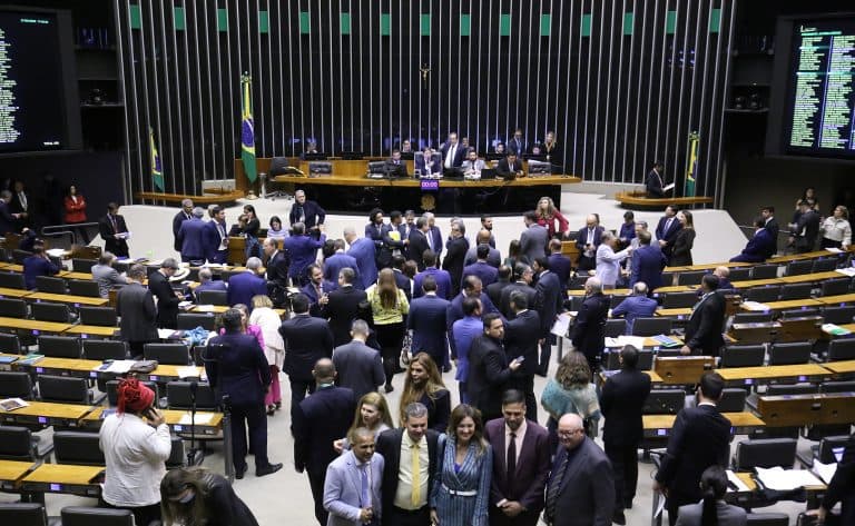 Câmara dos Deputados aumenta pena para crimes contra profissionais de saúde