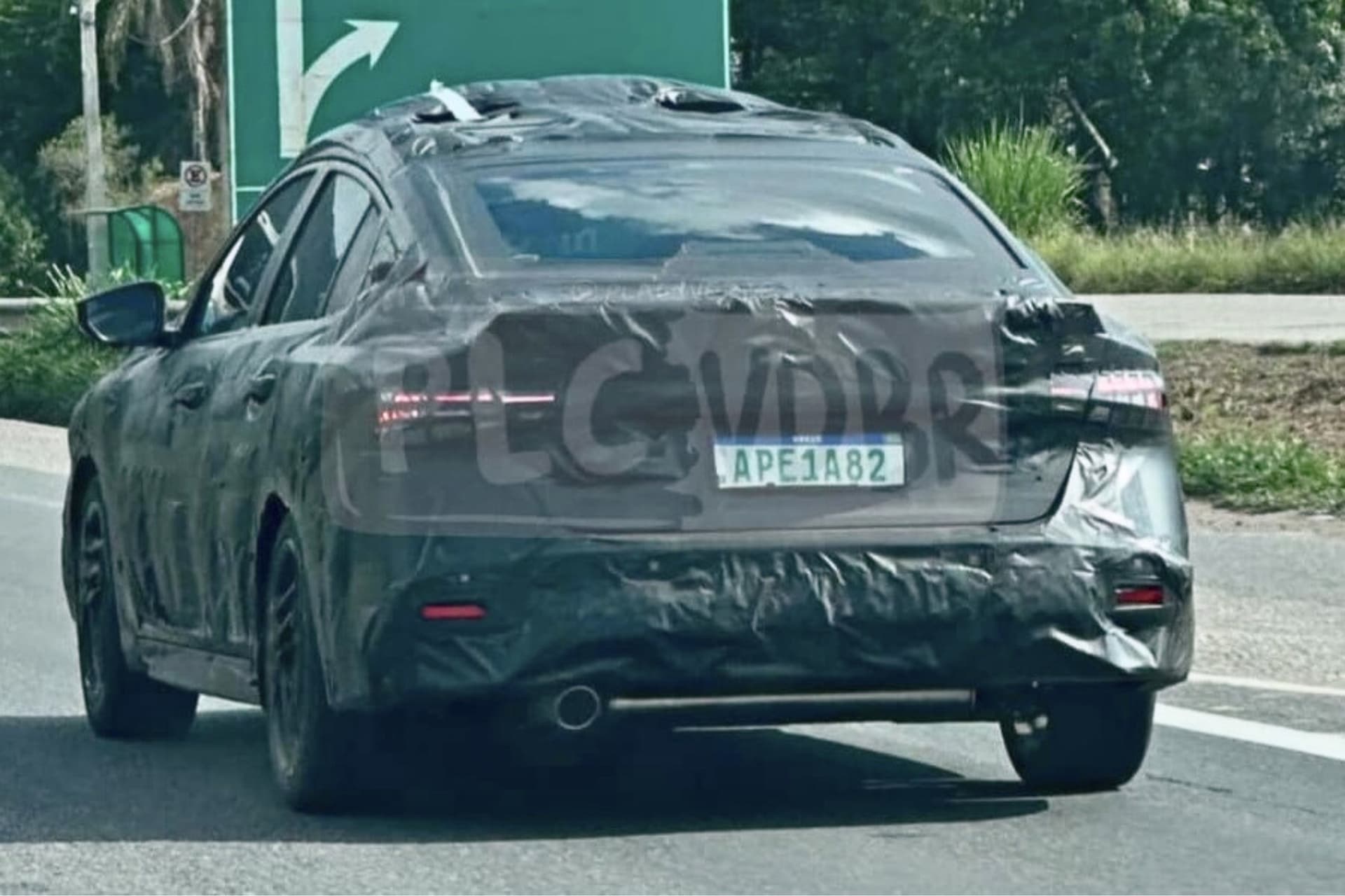 Nissan Sentra 2026 terá motor turbo e já roda em testes no Brasil