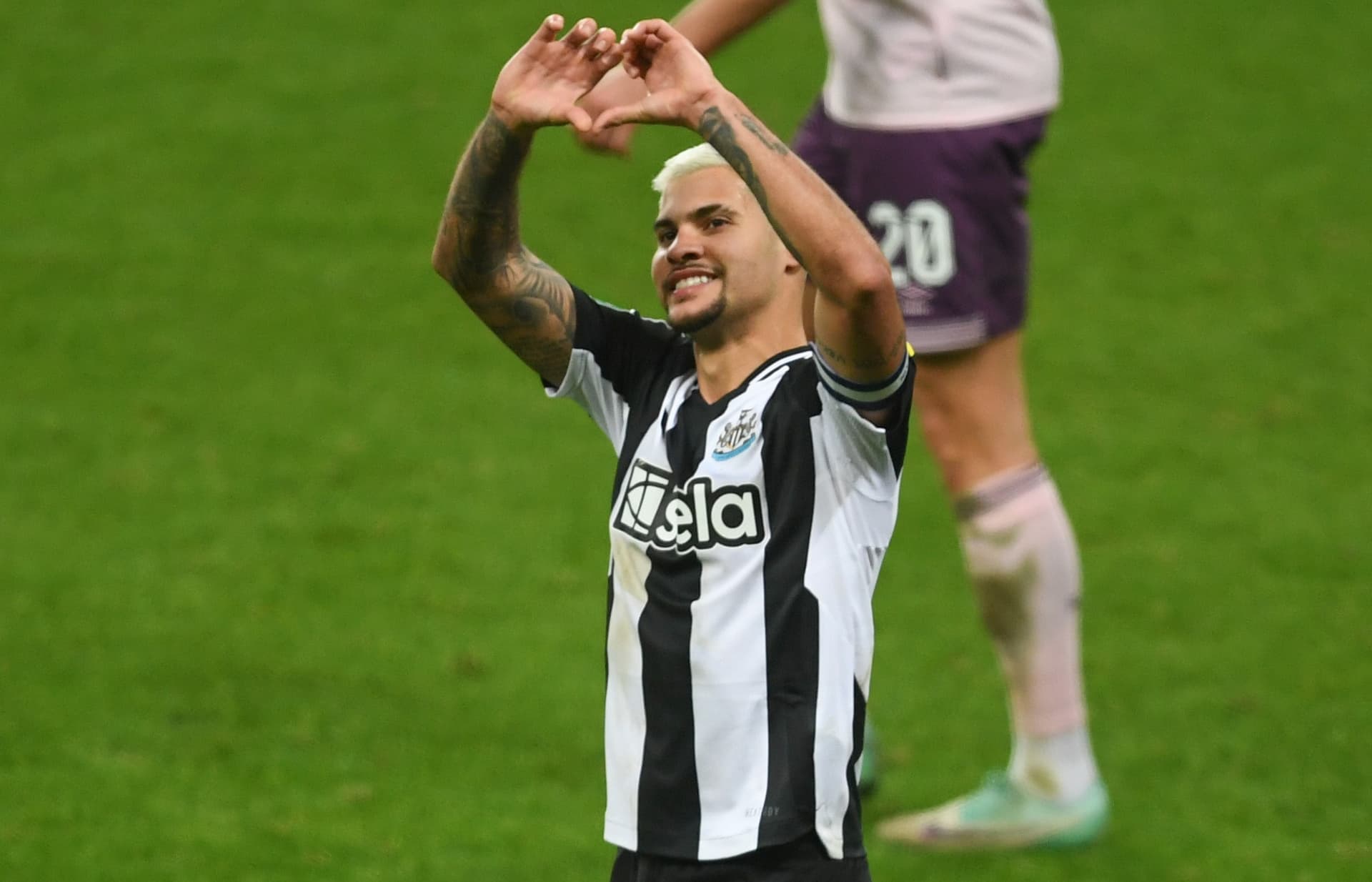 Volante do Newcastle, Bruno Guimarães revela que deseja jogar no Vasco: “Sonho do meu pai”