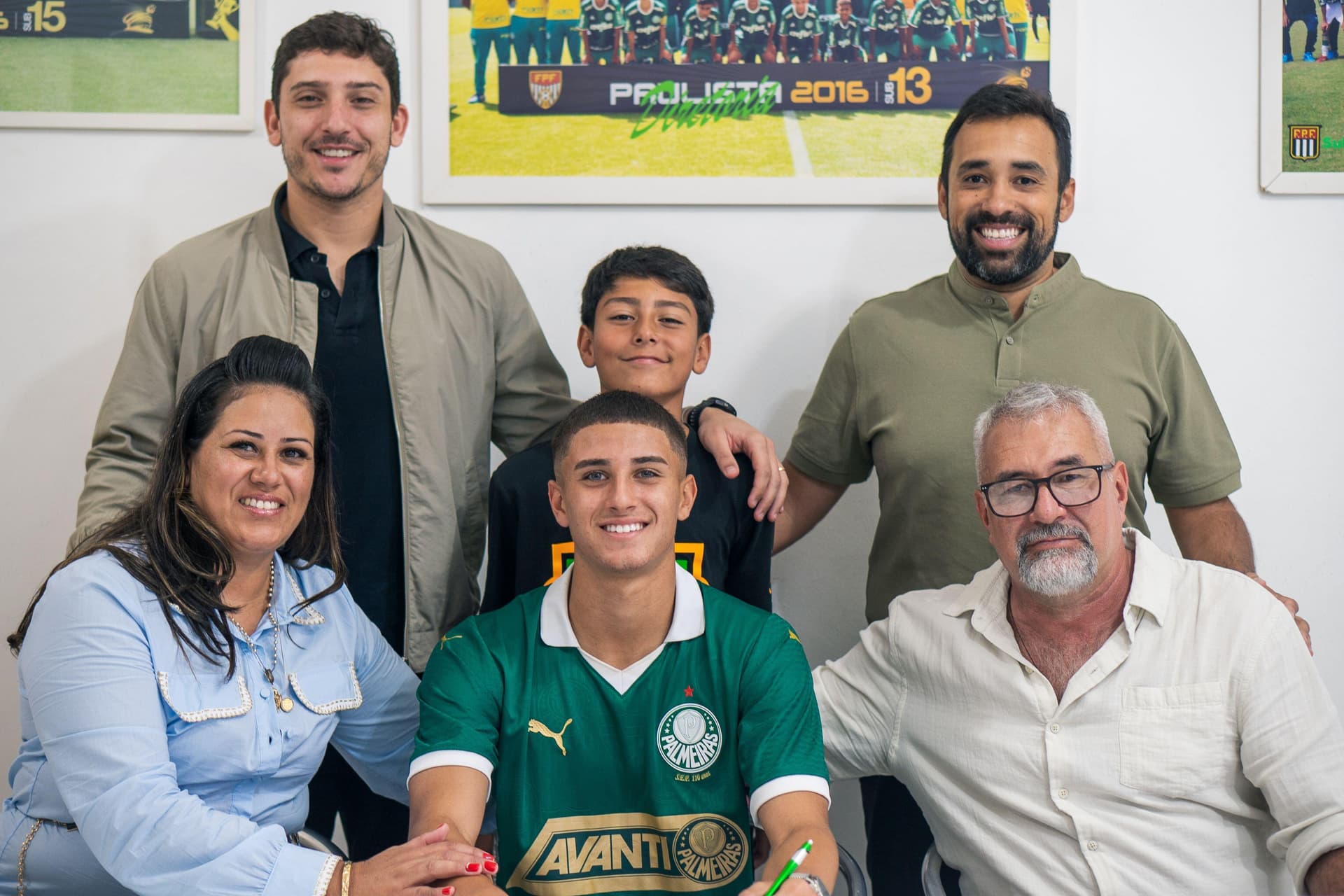 Multicampeão, volante fecha primeiro contrato profissional no Palmeiras com multa superior a R$ 600 milhões