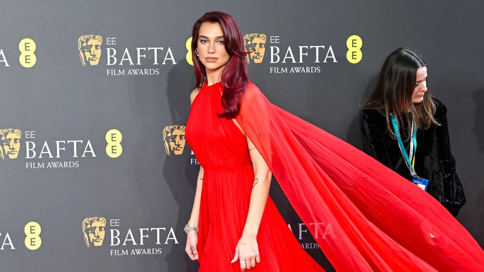 Dua Lipa fala português em vídeos aos fãs brasileiros nas redes sociais