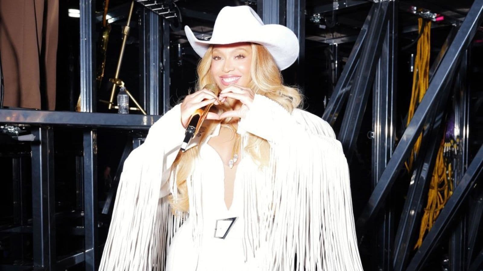 Do jeans ao couro: veja looks de Beyoncé em turnê de “Cowboy Carter”