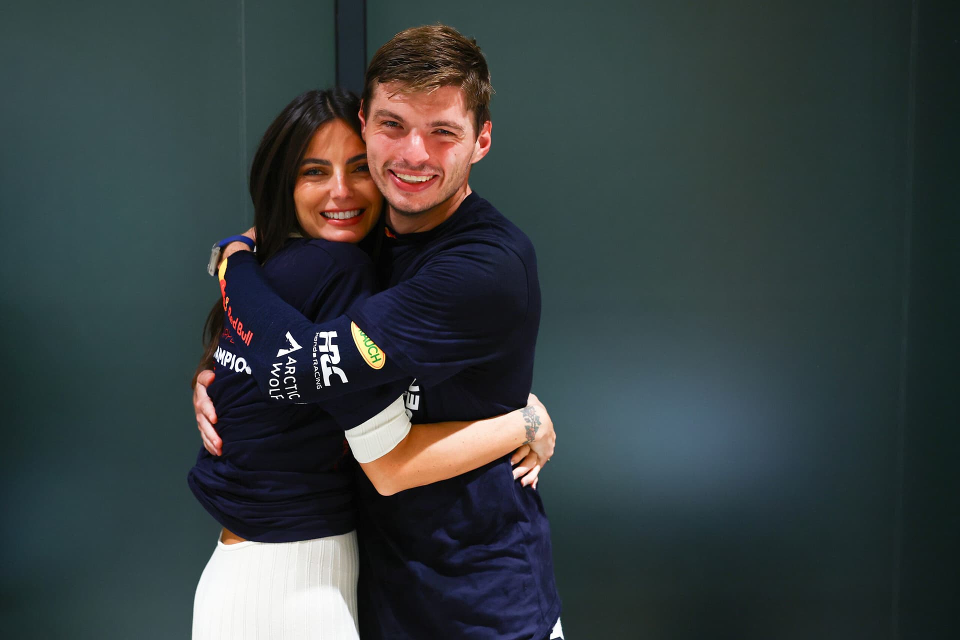 F1: Kelly Piquet mostra os primeiros presentes que recebeu após o nascimento de Lily