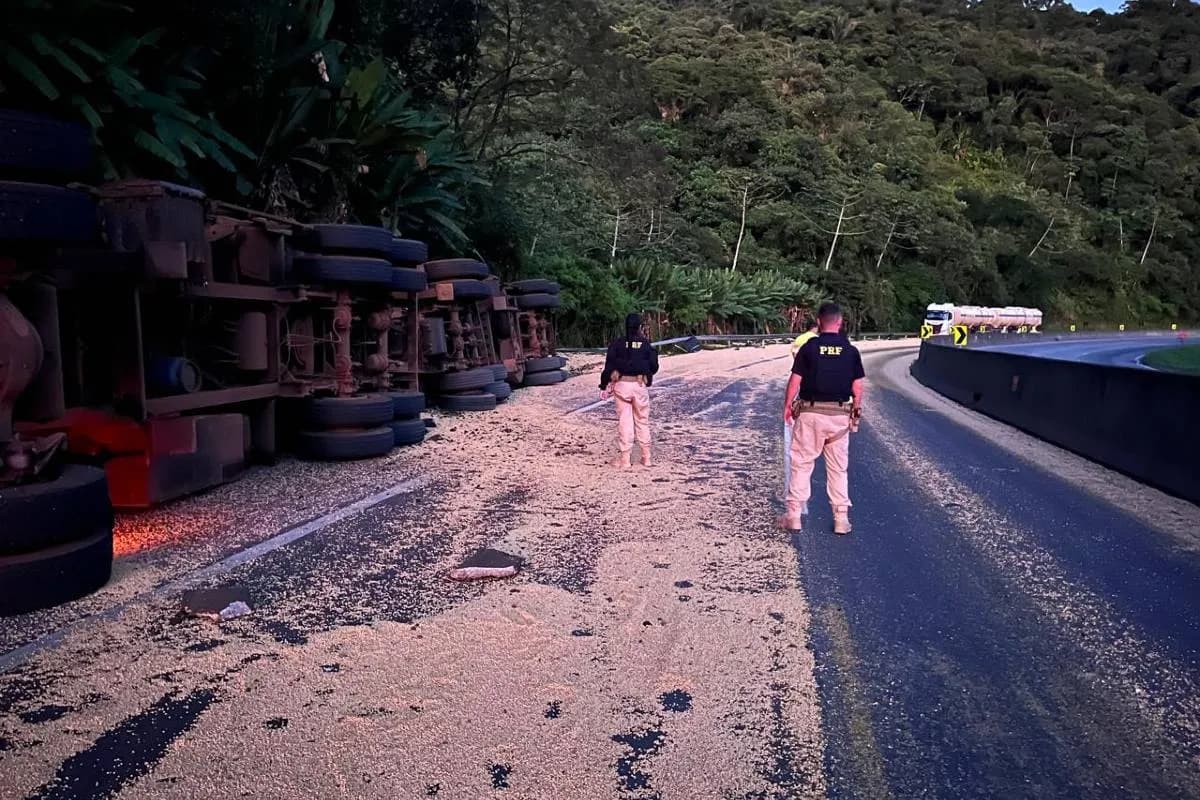 BR-277 tem interdição total após acidente gravíssimo envolvendo caminhões