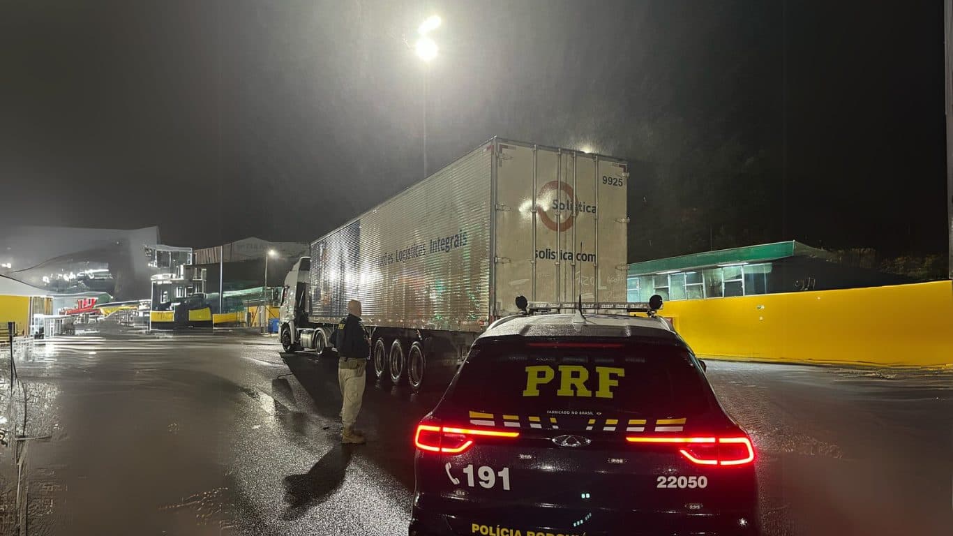 Vídeo: Caminhoneiro é preso na Grande Curitiba após vídeo flagrar manobras perigosas em rodovia